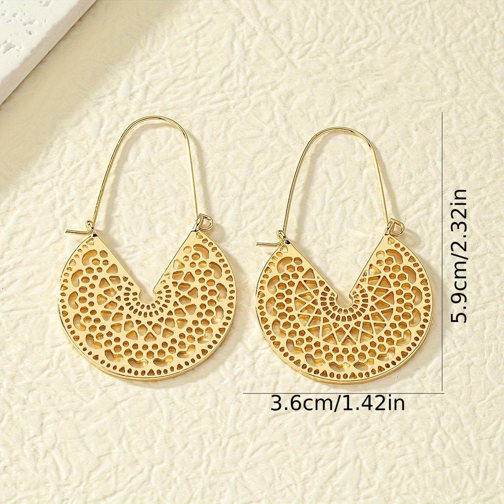 Goudgeel hol patroon etnische oorbellen, modieuze persoonlijkheid, luxe, elegante sfeer, literaire en geavanceerde uitstraling