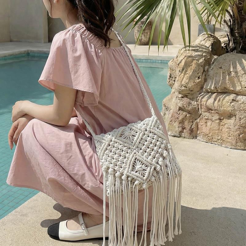 Seaside Beach Straw Bag Women's Vintage Woven Shoulder Bag Tassel Hollow Crossbody Bag