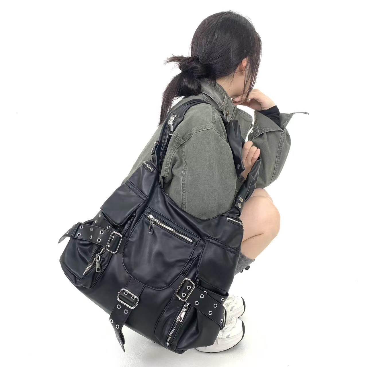 

Retro Multiple Pockets Punk Style Women Shoulder Bag Trendy Wide Strap Rivet And Buckle Decoration Large Handbag чёрный