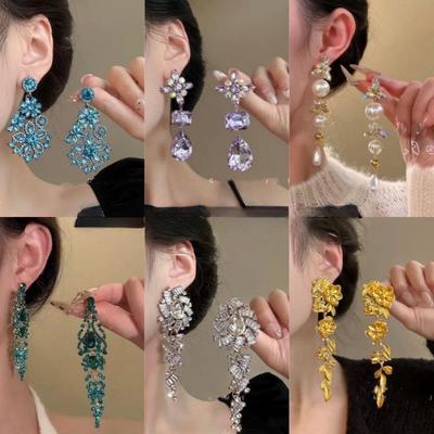 Elegant Retro Rhinestone Flower Stud Earrings: Geometric Style, Luxurious Fashion Accessories