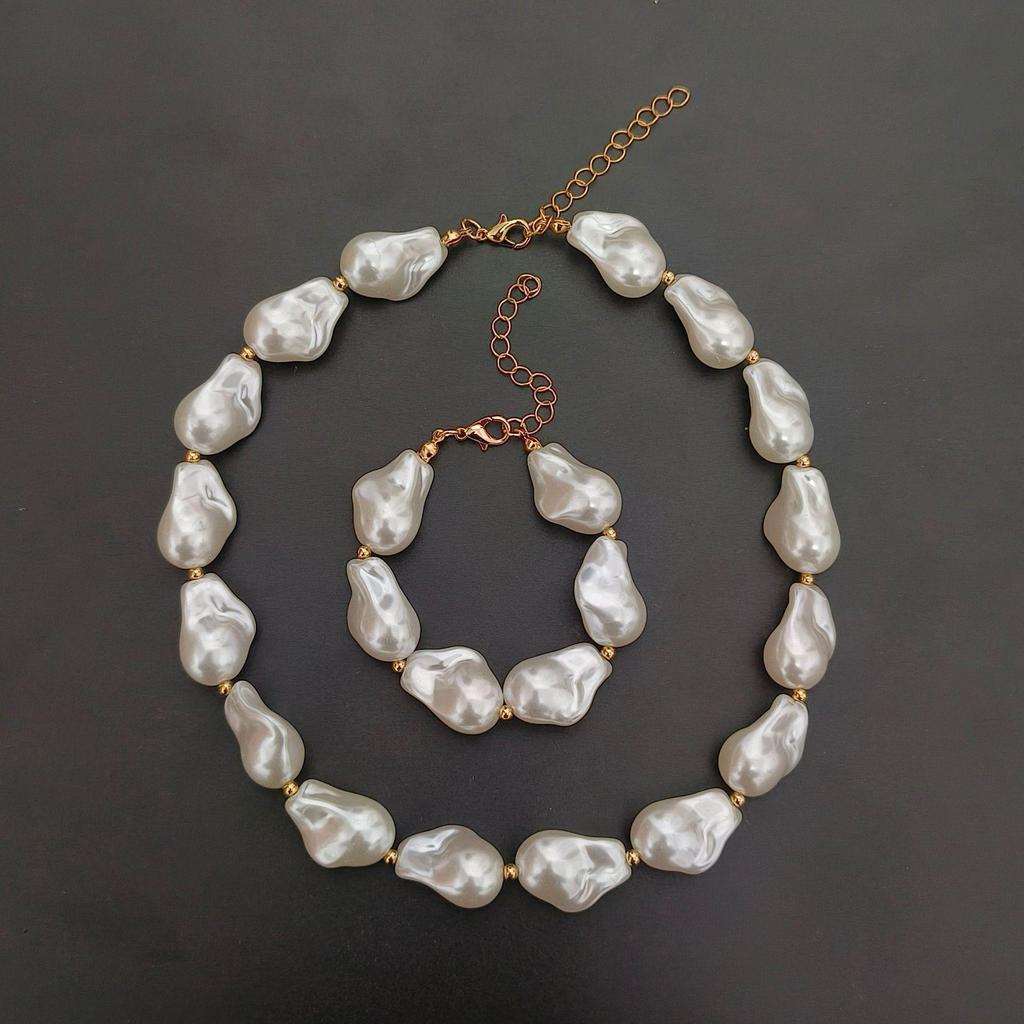Niche Retro Baroque Pearl Clavicle Necklace: Fashionable & Versatile Irregular Design