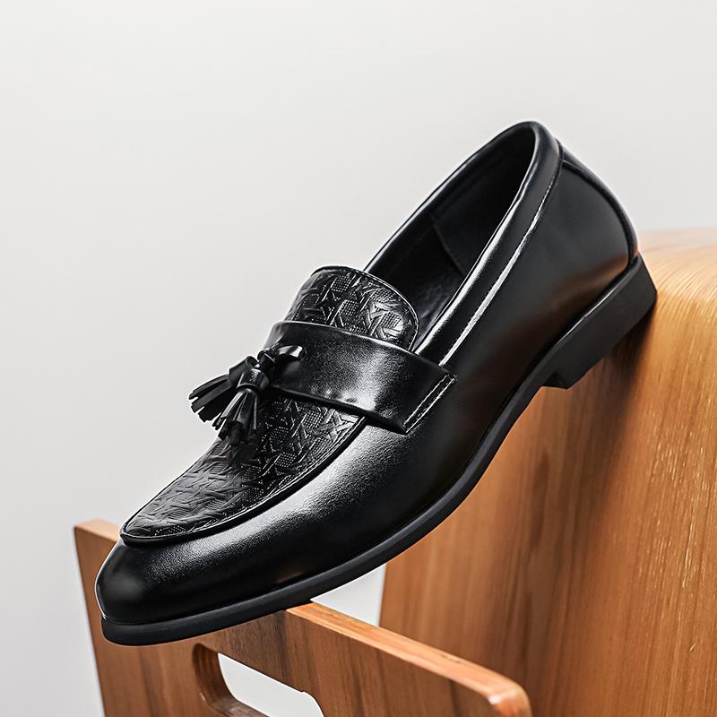 Fashion Luxury New Designer Charm Tassels Pointed Flats Driving Shoes Men Leisure Loafers Formal Dress Footwear Sapatos Tenis Masculino