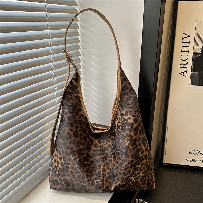 This year, leopard print large-capacity commuter tote bag big bag 2025 new trendy fashion versatile shoulder bag women's bag