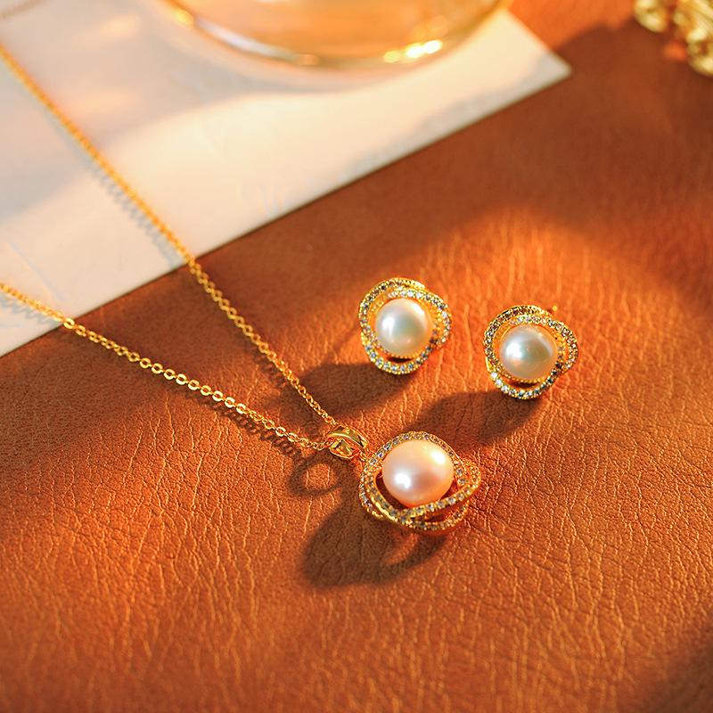 

Exquisite Women s Pearl Necklace: Luxury Clavicle Choker with High-End Pendant - 2025 Trendy Accessory.