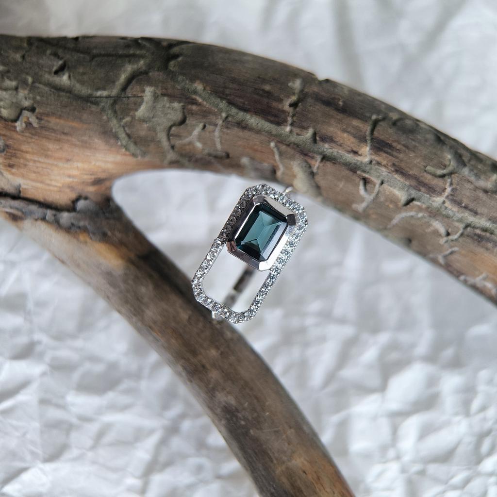 Серебряное кольцо с топазом Лондон Блю 1.313ct, фианитами, вес изделия 2,9 гр (2204749)