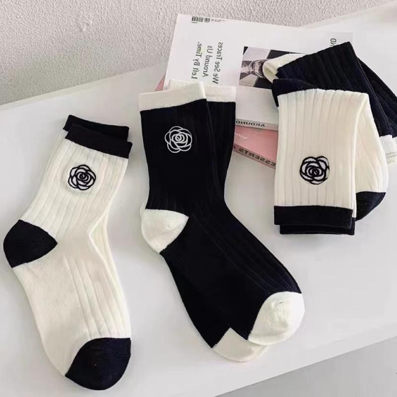 Thin Trendy Camellia Rose Embroidery Sweet And Comfortable Black And White Vertical Strip Pure Cotton Mid-Leg Socks