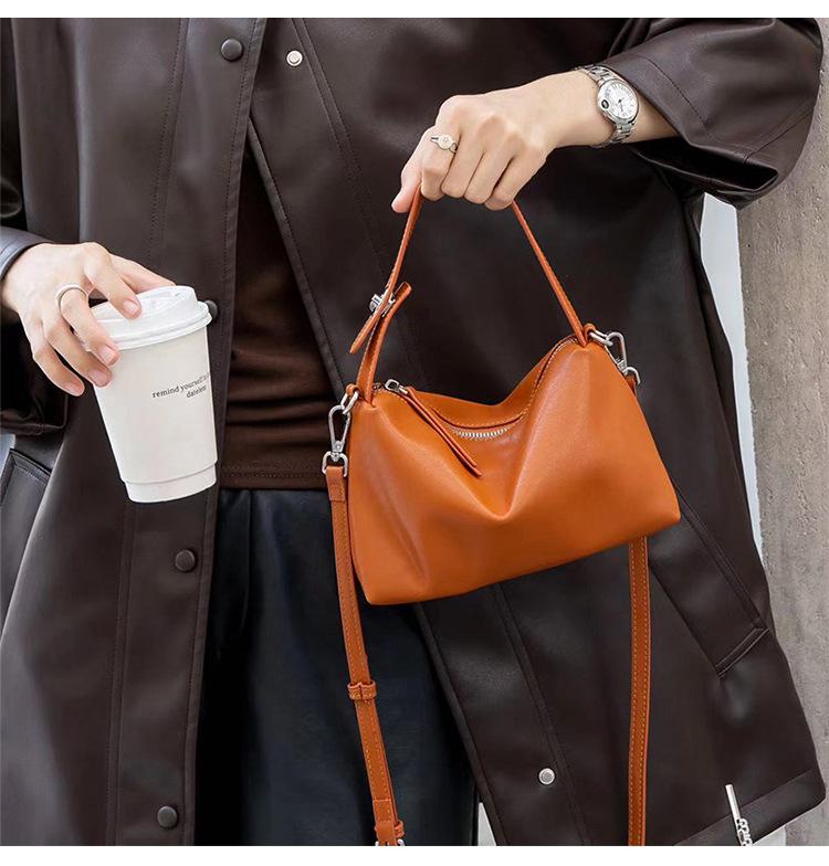 

First layer vegetable tanned cowhide hand bag 2025 new niche design retro pillow bag single shoulder crossbody lunch box soft bag 22-14-8cm коричневый