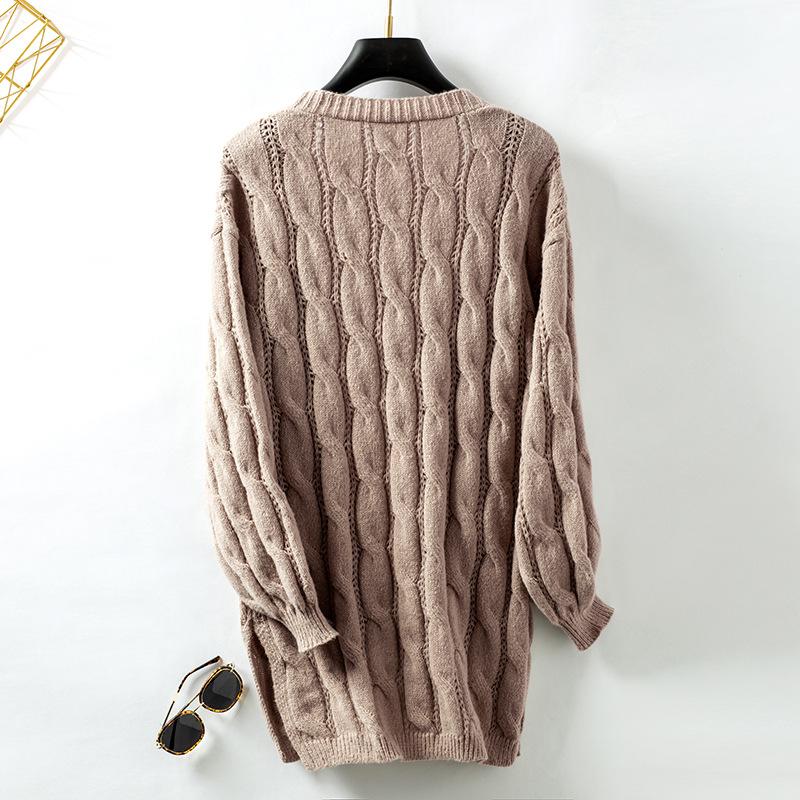 Dámský podzimní a zimní úpletový kardigan střední délky volného střihu s véčkovým výstřihem a copánkovým vzorem v jednobarevné variantě