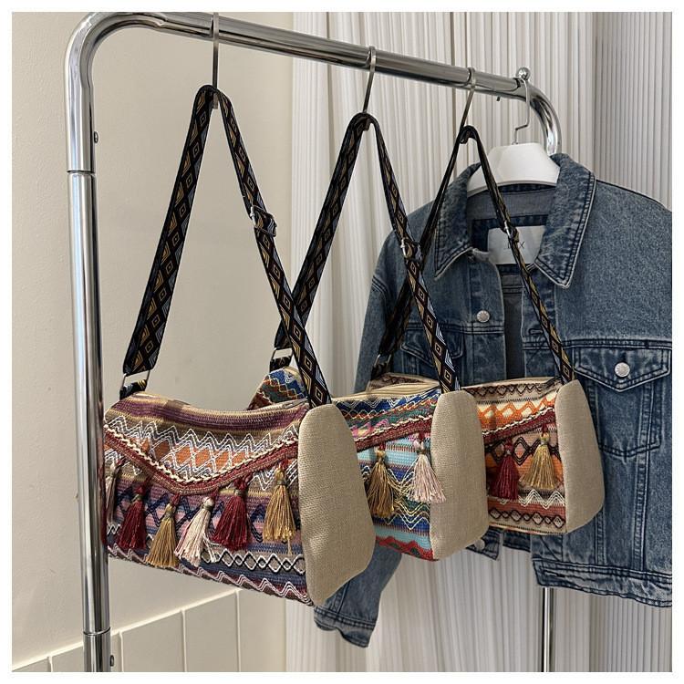 Chic Adjustable Shoulder Bag With Stylish Fringes And Elegant Diamond Pattern For Women