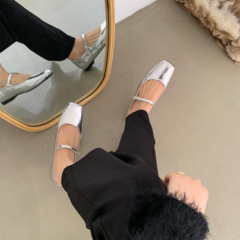 

Балетні туфлі з квадратним носком. Модні туфлі Мері Джейн на низьких підборах. Срібні туфлі з неглибокою пряжкою та м’якою підошвою. 37 срібний