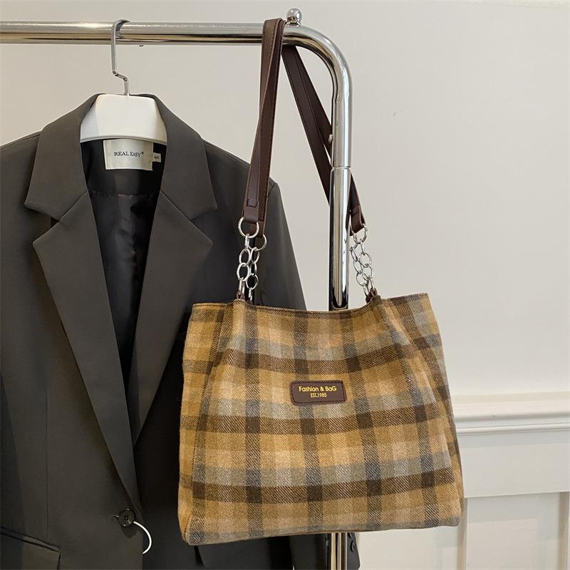 

Осенне-зимняя клетчатая сумка большой вместимости женская сумка-тоут универсальная通勤ная сумка через плечо шерстяная 2025 осень-зима новая женская сумка