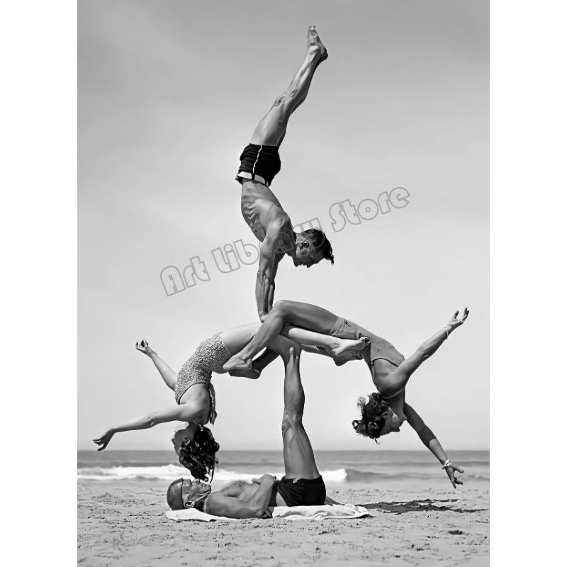 Schwarzweiß Frauen sonnen sich am Strand Surferinnen Fotografie Poster Leinwand Malerei Wandkunst Bilder Heiminneneinrichtung