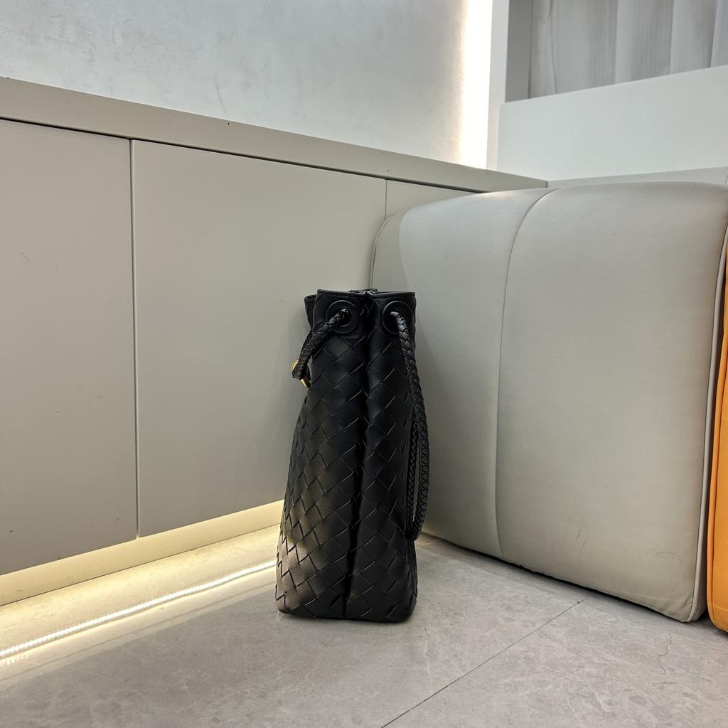 Cross-border handmade cowhide woven bag large-capacity messenger bag niche bucket bag portable women's bag single shoulder messenger bag