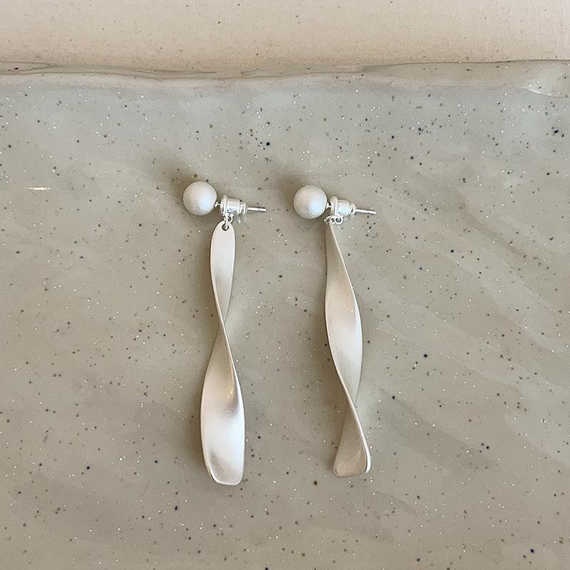 

Серьги-пусеты из матового металла с волнистой лентой двойного ношения - Уникальные, универсальные женские украшения для ушей