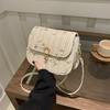 Szykowna pleciona ze słomy torba crossbody z delikatnym kwiatowym haftem, złote zapięcie, etui na telefon, do codziennego użytku, letnia torebka na ramię