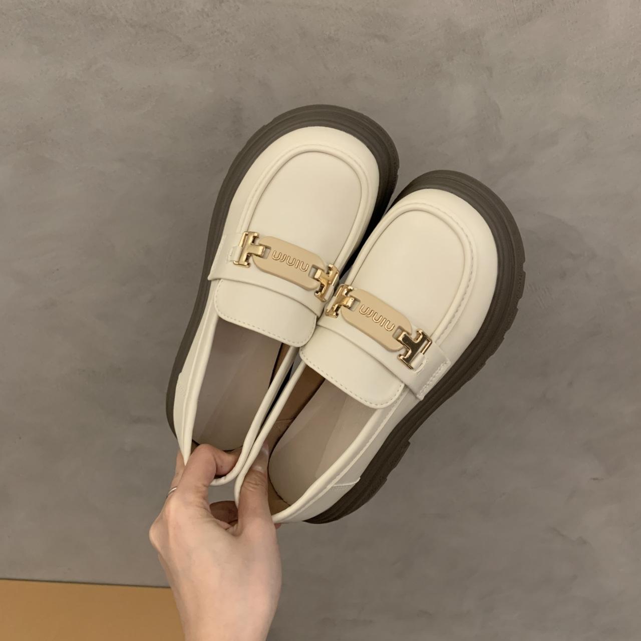 Женские лоферы на платформе 2025 новая весна и осень однопедальные черные одинарные туфли британский стиль толстый каблук британский стиль маленькие кожаные туфли 35