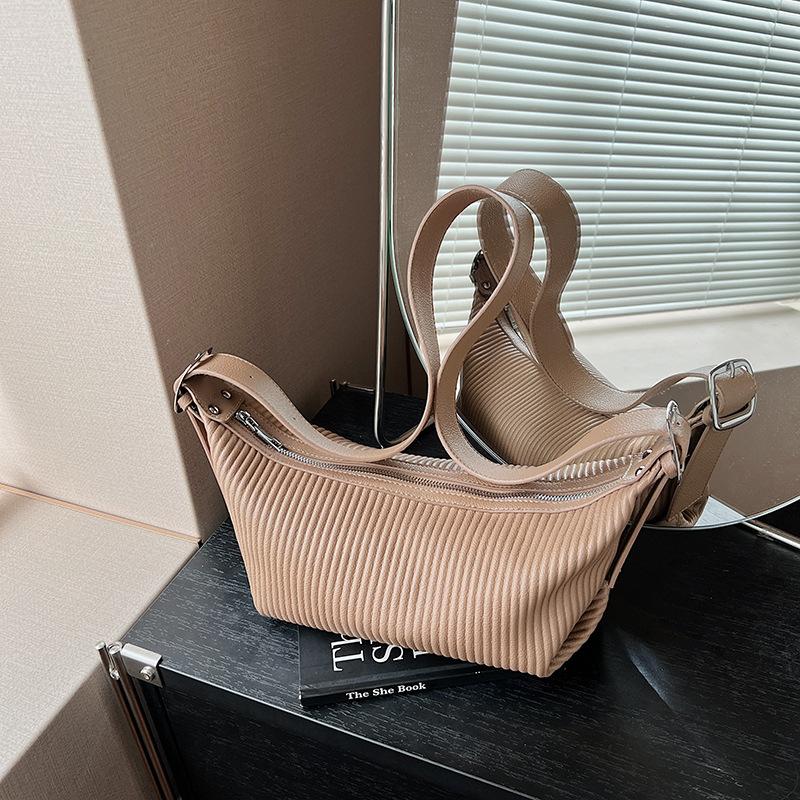 Large capacity bag women's autumn and winter retro 2025 new niche design pleated shoulder bag versatile commuter dumpling bag