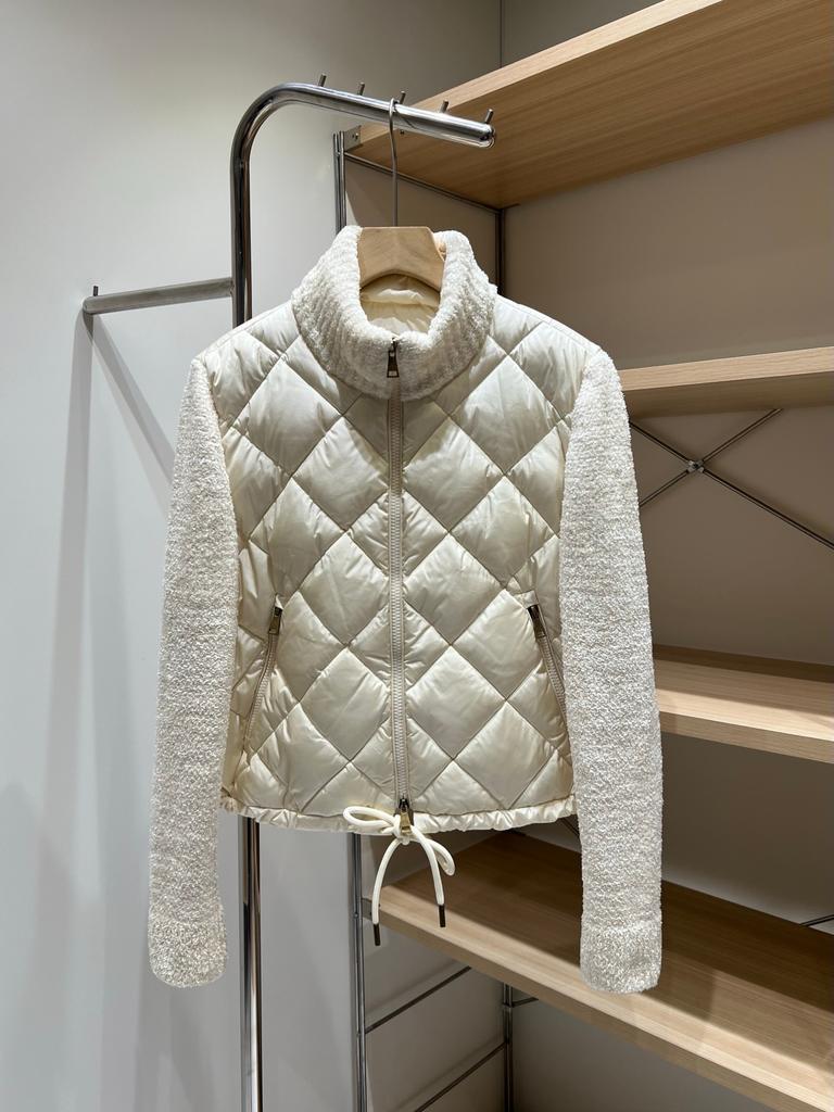 This high-quality Mengjia new women's stand-up collar splicing zipper down jacket is fashionable and versatile
