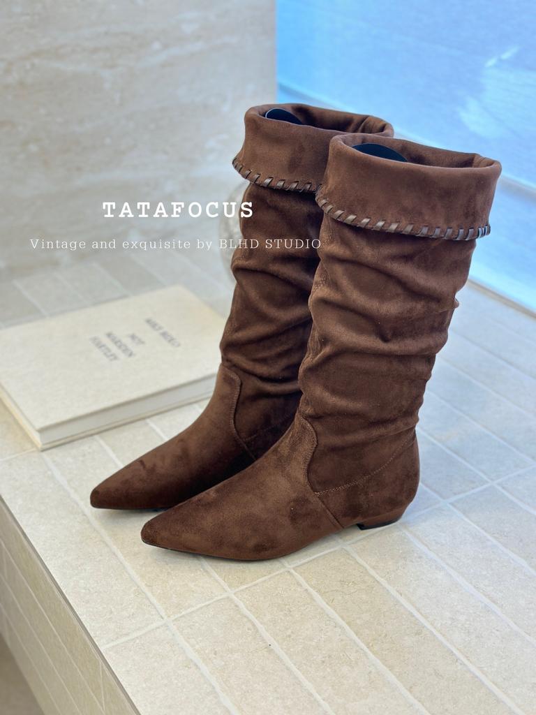 2025 nowe buty internetowej celebrytki, retro zamszowe szpiczaste na niskim obcasie, plisowane, średniej długości cholewki, modne, casualowe, kowbojskie buty damskie