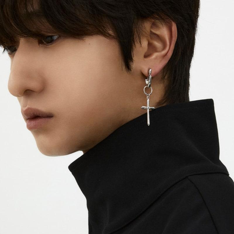 

NEUF PIECE OFF TO PARIS SINGLE EARRING silver