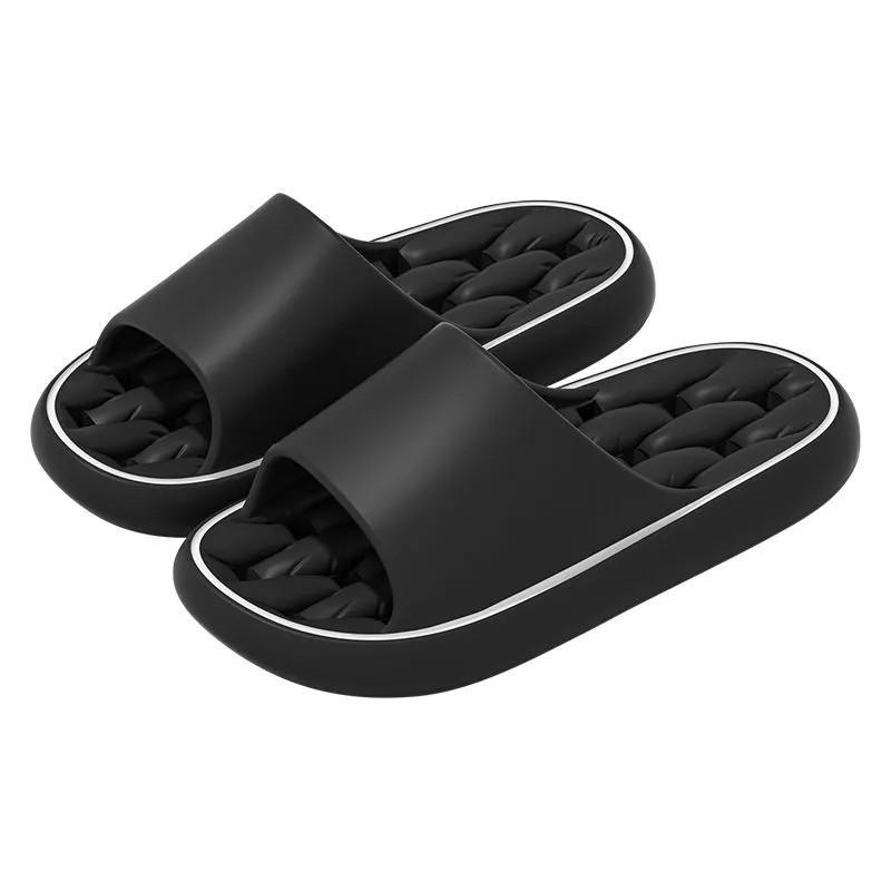 Roztomilé a tlusté letní domácí pantofle do obývacího pokoje, chladný interiér a nové pantofle s podrážkou pro pánskou domácí výzdobu