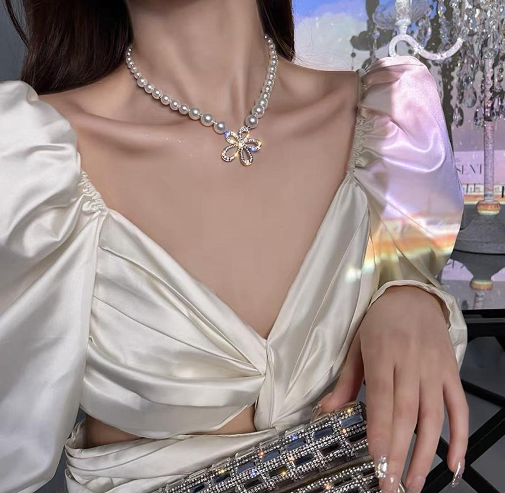 Elegancki naszyjnik z kokardą z pereł: Luksusowy łańcuszek obojczykowy ze stopu z niszowym wzorem