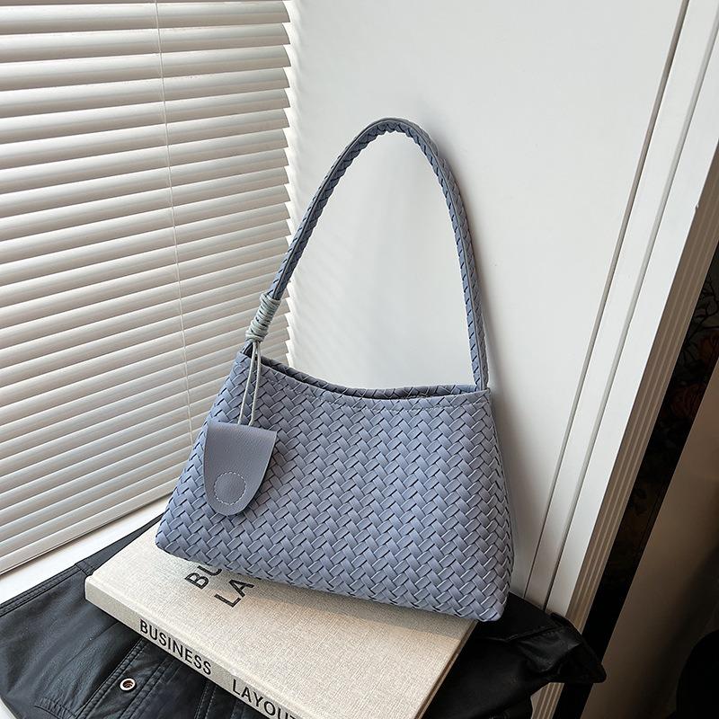 New niche temperament hand bag, high-end fashion woven bag, simple shoulder underarm baguette bag