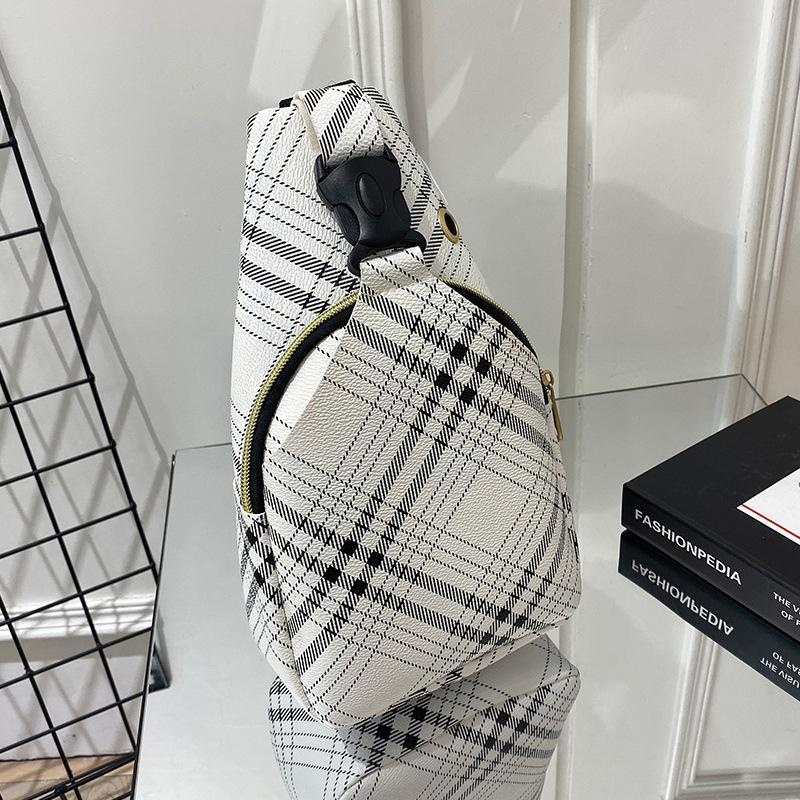 Guangzhou women's bag summer and autumn printed letter geometric square breast bag portable oblique span large capacity simple mobile phone bag