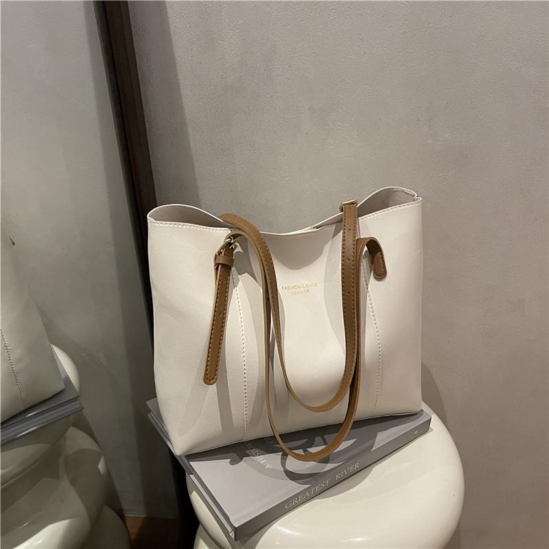 Högkvalitativ Moderiktig Dam Vinterväska med Stor Kapacitet: Mångsidig, Nischad, Lätt Lyx Axelväska 2025