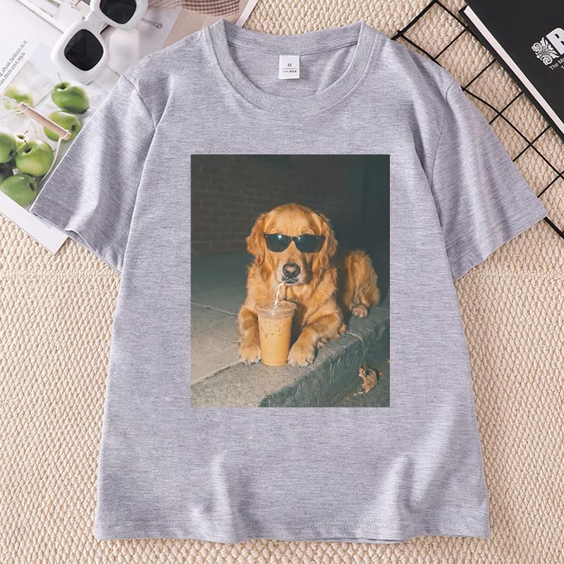 Golden Retriever trinkt Eiskaffee T-Shirt Doaphic Tee Lustiger Hundemama Trendiges Haustier T-Shirt Unisex Kleidung