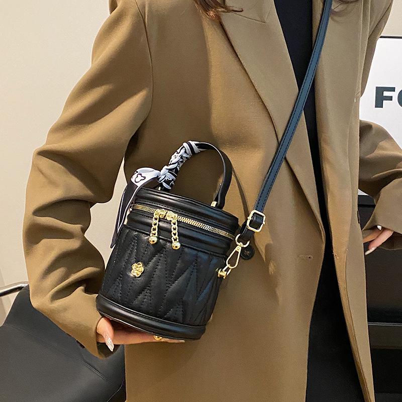 

2025 New Niche Design Sewing Line Diamond Checkered Bag Women s Korean Version of INS Silk Tote Bag Fashion Crossbody Bag чёрный