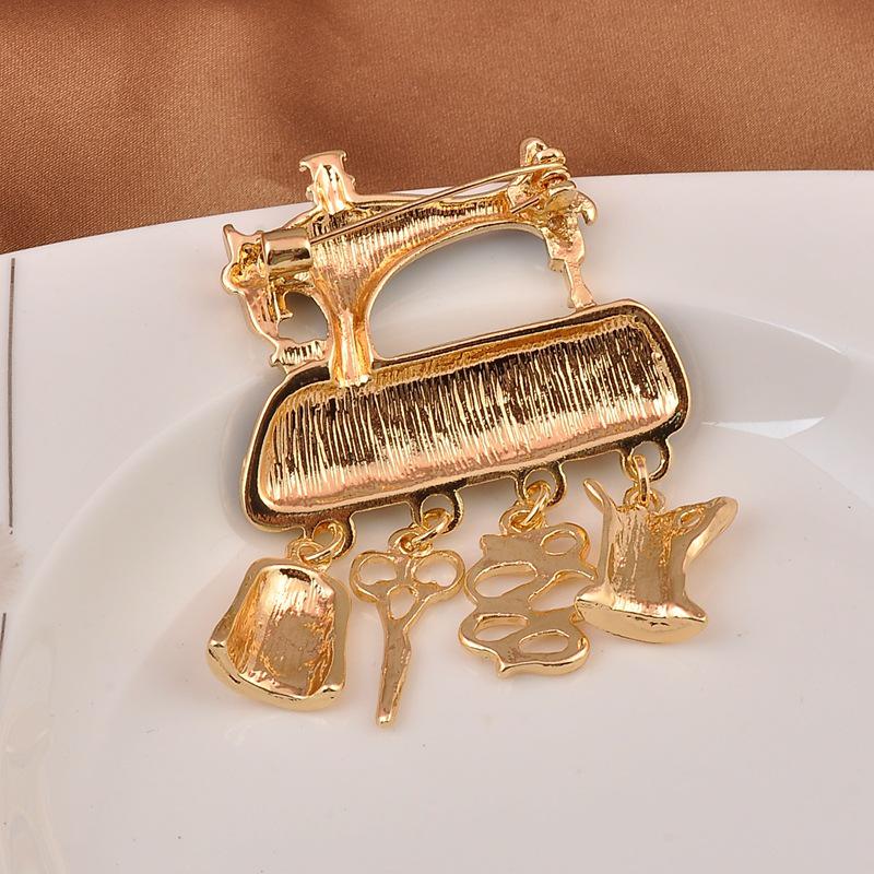 Stylish European-American Sewing Machine Brooch: Cute, High-Grade Decorative Pin for Coats and Jackets