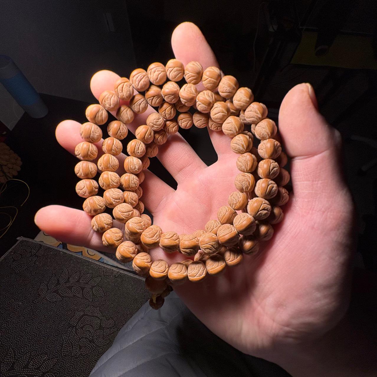 

Подвеска из косточки персика с узором дракона и золотыми бобами 11mm