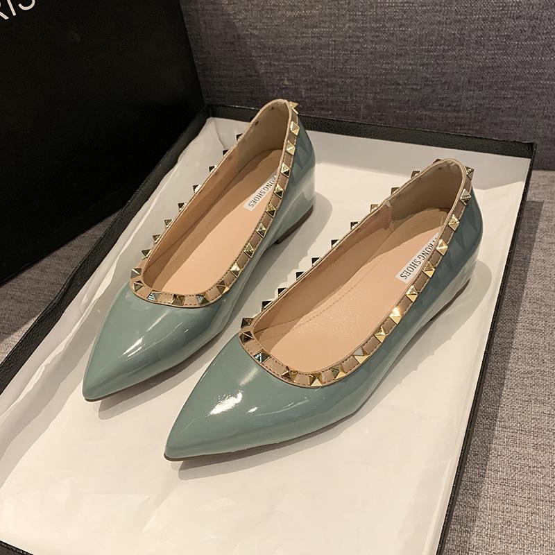

2025 лето новые заклепки неглубокий вырез универсальные нескользящие нюдовые остроносые мягкая лакированная кожа французский темперамент одинарные туфли женская обувь 40 озеро синий
