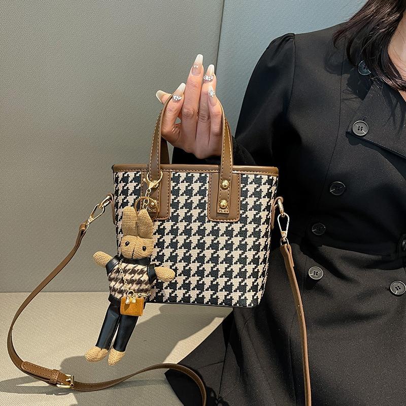 Kleine Taschen sind heute beliebt, vielseitige neue Mode-Umhänge- und Messenger-Taschen für Damen im Herbst und Winter, tragbare Eimertaschen für Damen