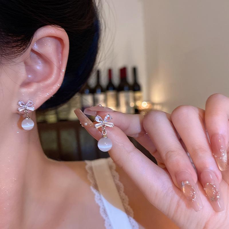 Orecchini a Bottone in Argento 925 con Zircone e Perla a Fiocco - Design Coreano Retro di Alta Gamma