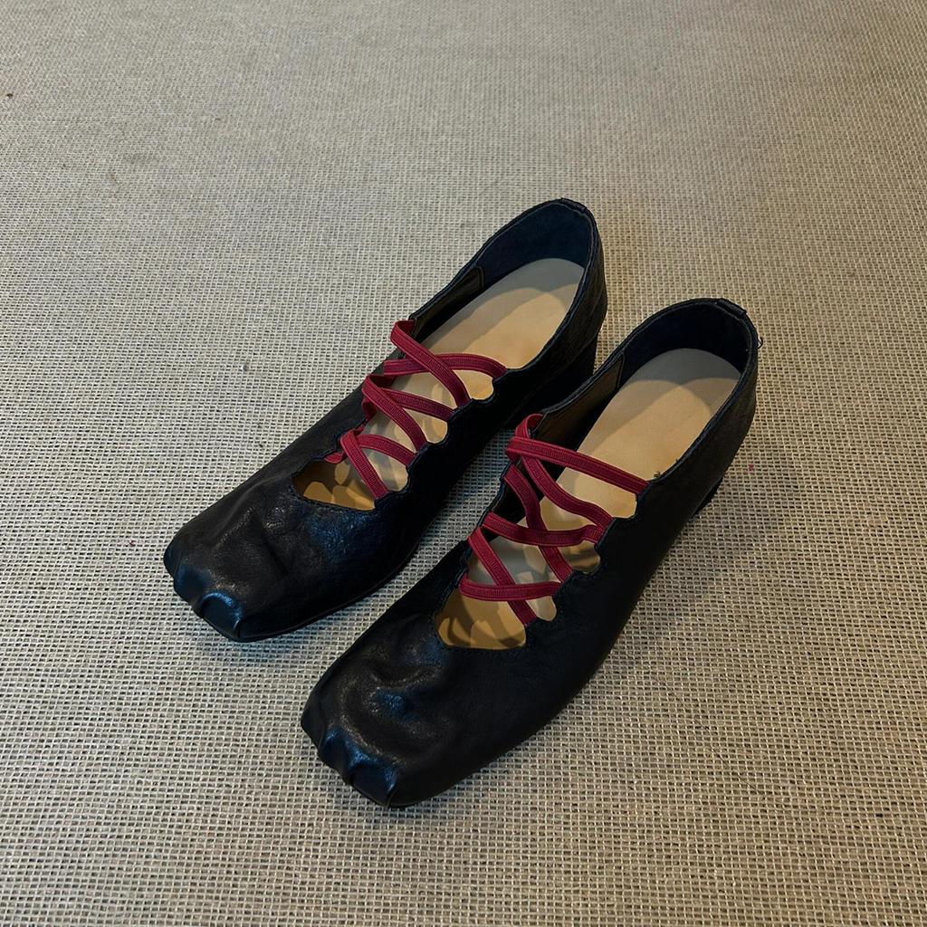 Vintage úzké boty na křížový pásek se čtvercovou špičkou a 'prasečím nosem', nízké baleríny