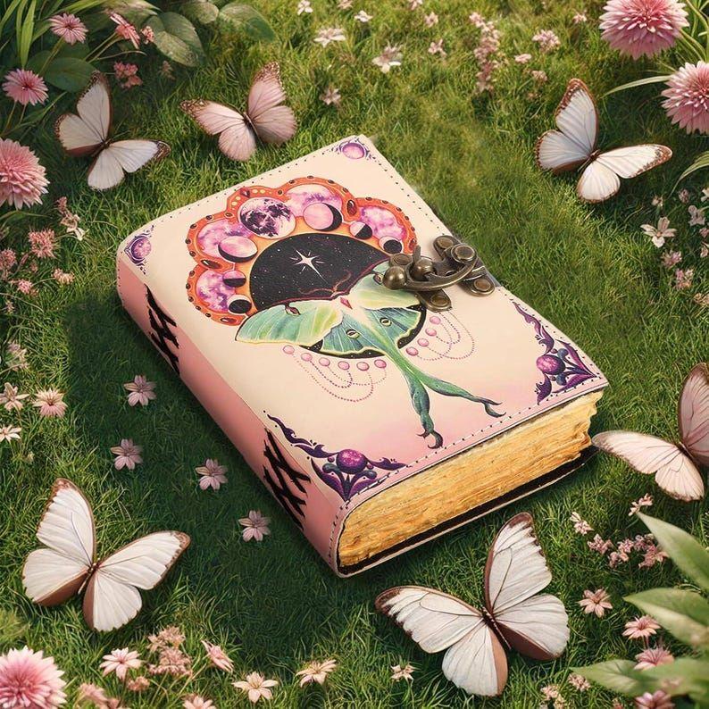 

Розовая кожаная книга заклинаний «Лунный мотылек» - Антикварный винтажный гримуарный журнал с бумагой ручной работы, принадлежность для колдовства, дневник для мужчин и женщин 7 x 5 in