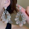 Silbernadel Strass Tränenohrringe: Luxuriöse, Modische, Hochwertige Hofstil-Stecker mit einem Individualistischen, Übertriebenen Design.