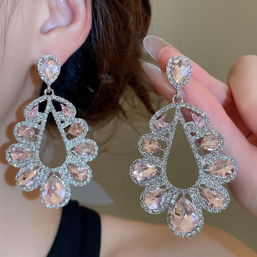 Silbernadel Strass Tränenohrringe: Luxuriöse, Modische, Hochwertige Hofstil-Stecker mit einem Individualistischen, Übertriebenen Design.