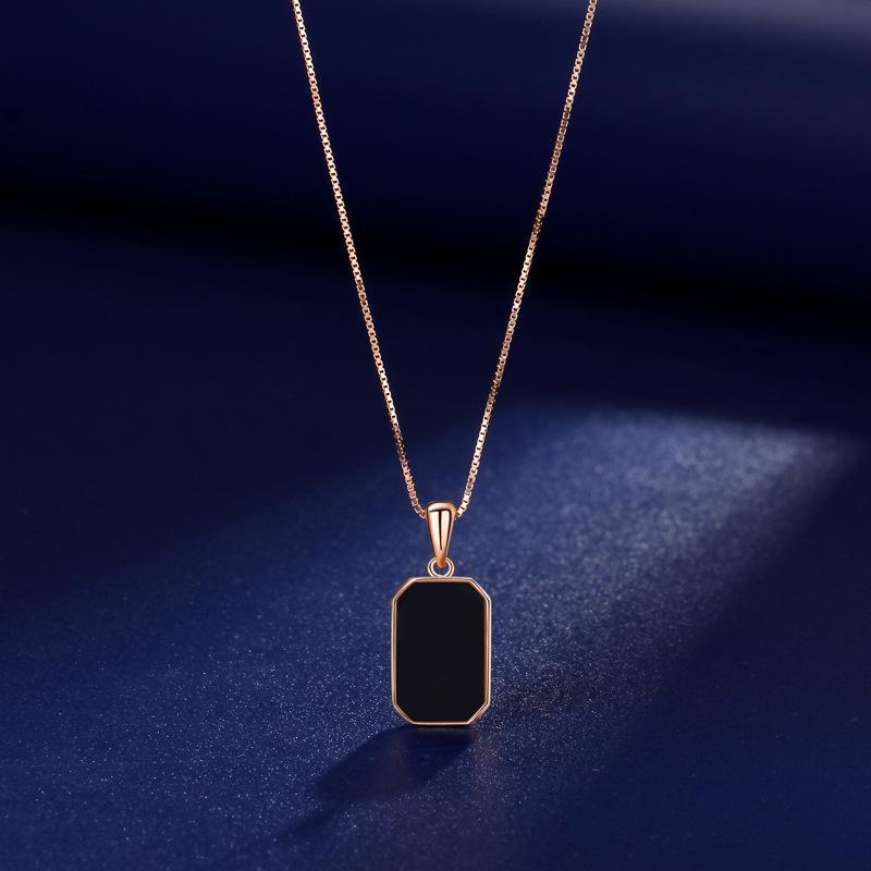 

Ретро черное квадратное ожерелье женский год нишевый дизайн чувство high ins ожерелье