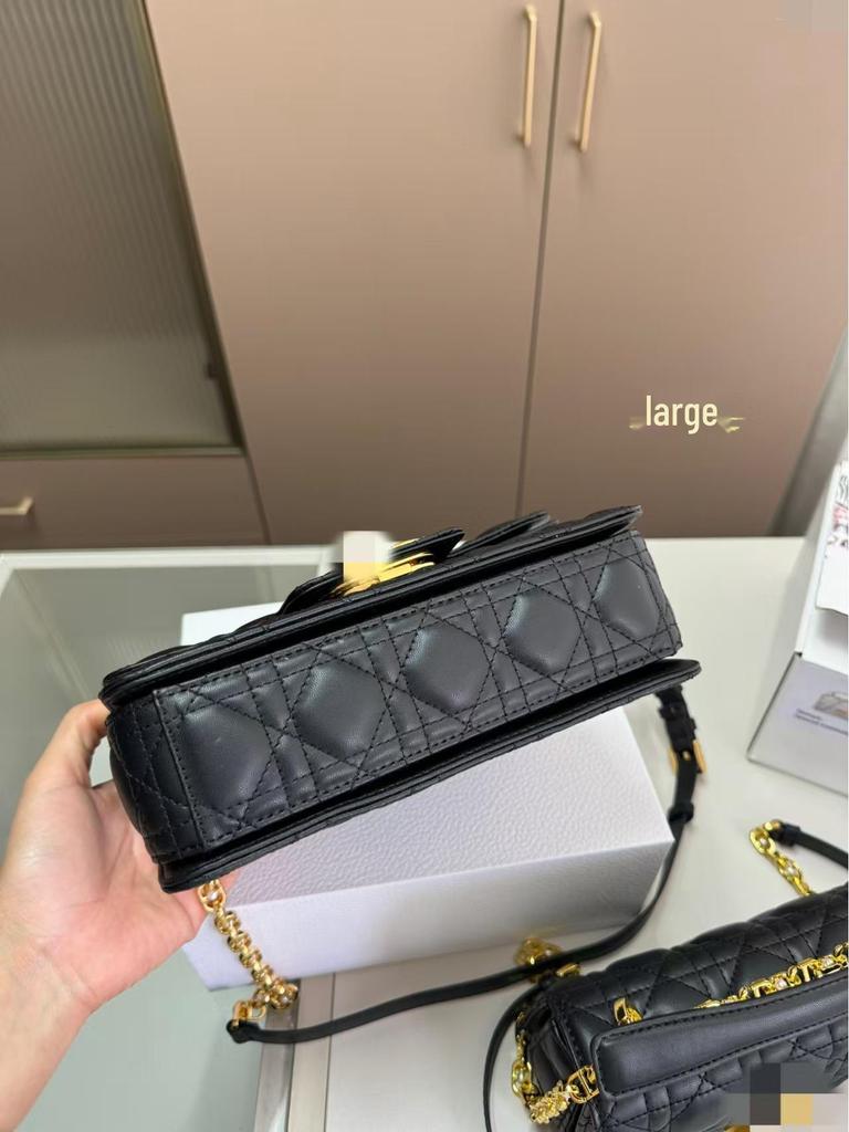 Torebka z klapką z łańcuszkiem perłowym Cannage z serii Jolie, wielokomorowa, model 2025