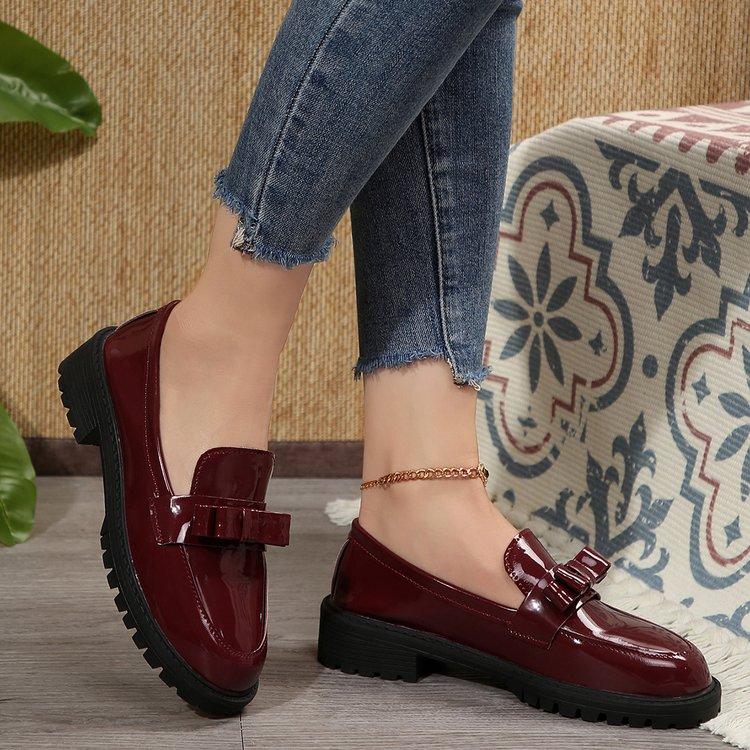 

2025 Новые лаковые глянцевые лоферы в стиле ретро с кисточками на среднем каблуке, европейская и американская стильная повседневная обувь для женщин 43