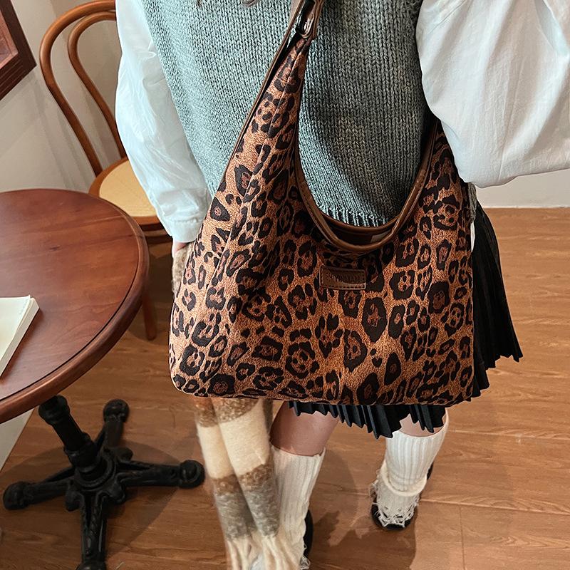 Suede leopard print small bag women s 2025 new fashion underarm dumpling bag autumn and winter retro matte shoulder bag 31*11*34