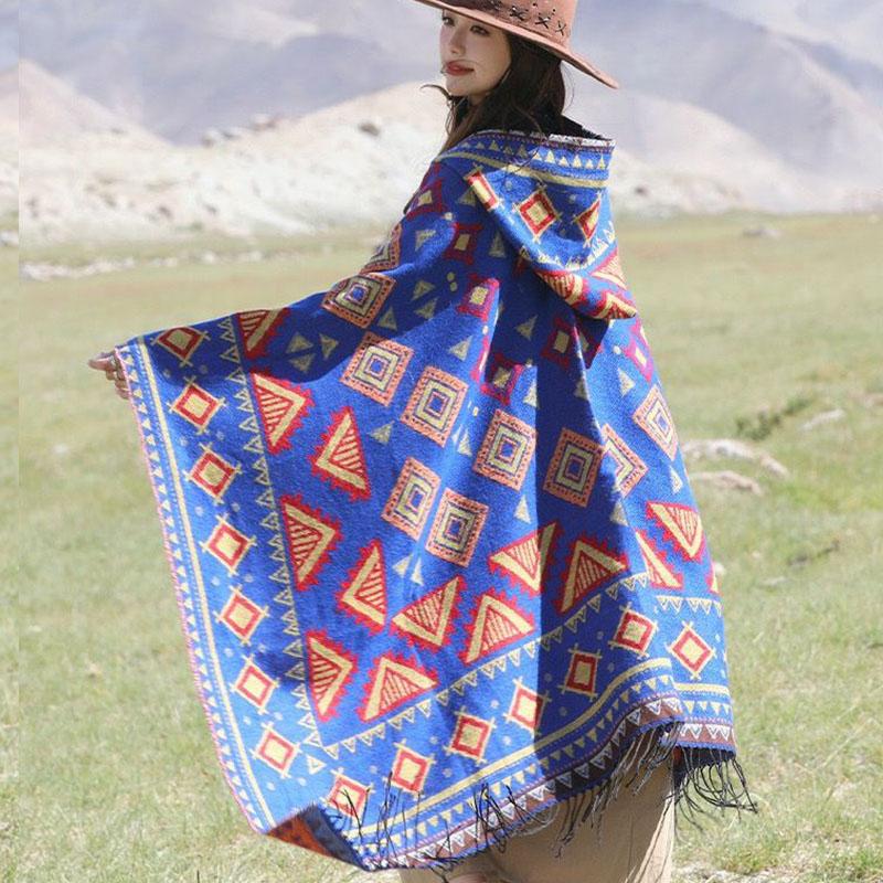 Usar um xale com capuz e uma capa para mantê-lo aquecido, usar uma capa por fora