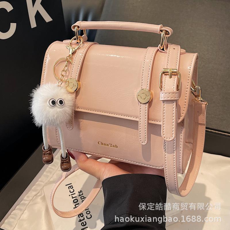 Super fire small bag women's retro 2025 new spring and summer versatile shoulder messenger bag casual explosion portable small square bag