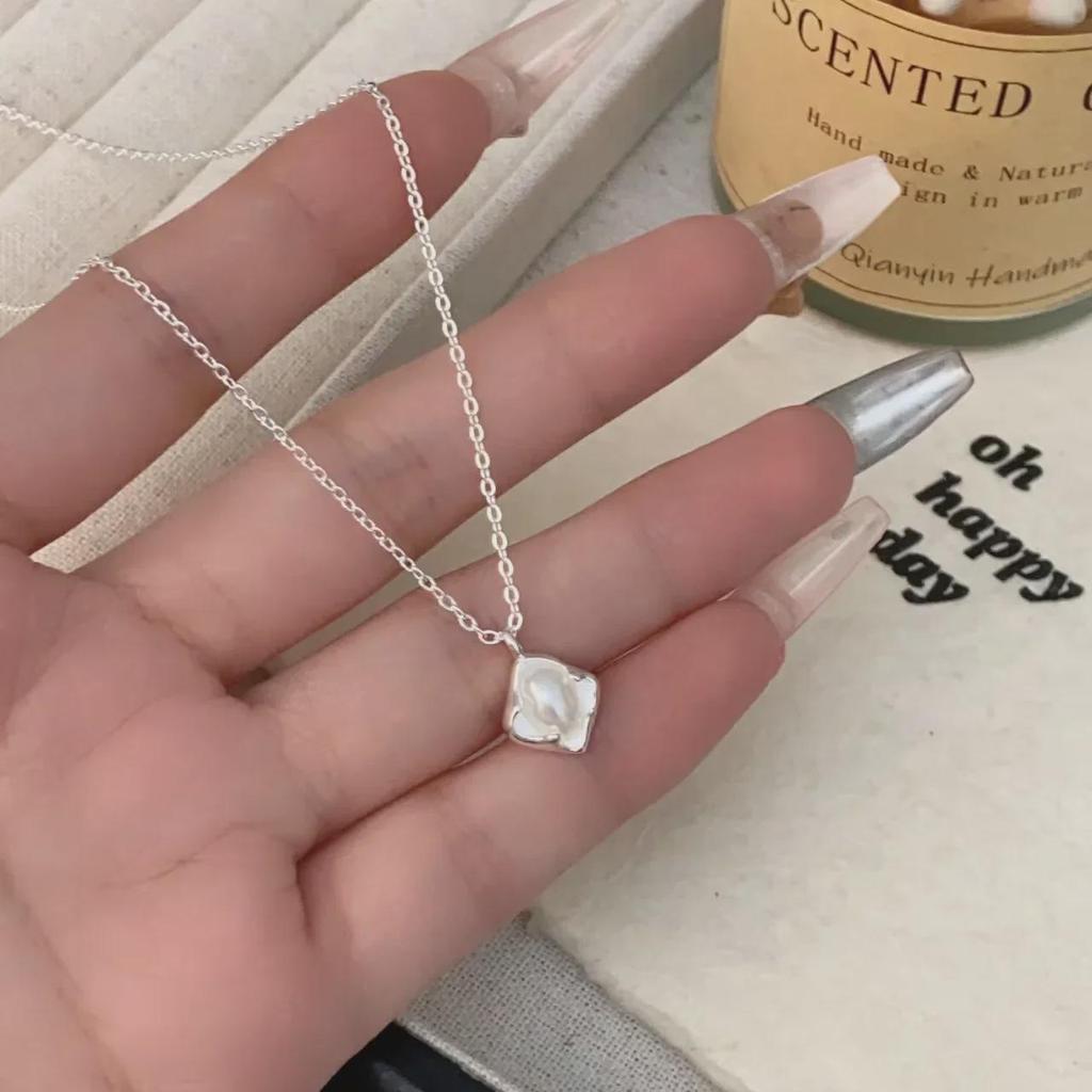 Irregular Freshwater Imitation Pearl Necklace - Simple Shell & Lava Clavicle Chain for Women