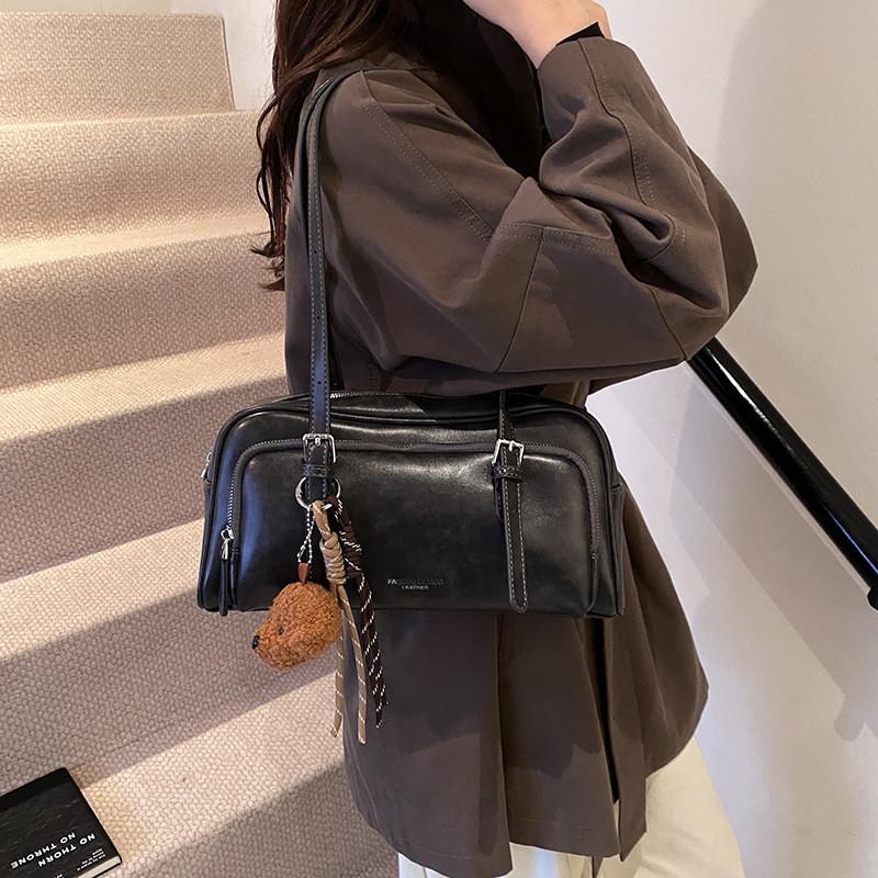 IELGY Ladies Shoulder Bag Retro Underarm Baguette Bag Commuter Large Capacity Portable