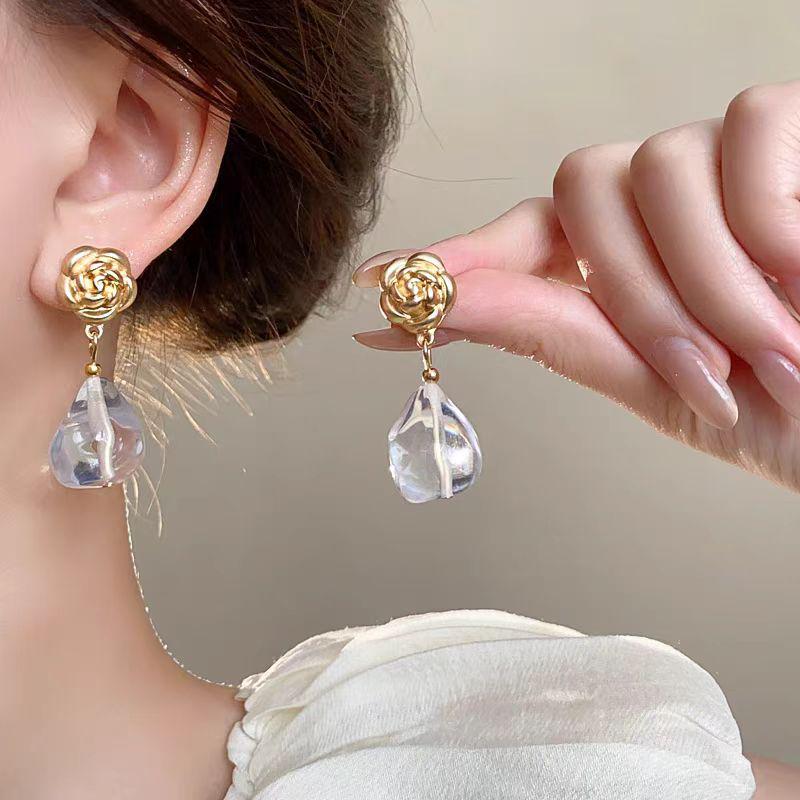 2024 Trendy French Retro Elegant Earrings for Women - Chic, Versatile & Cool белый