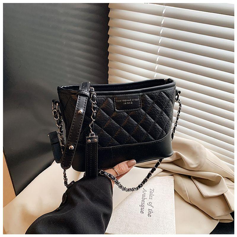 

Rhombus Chain Women Tide Fashion Shoulder Messenger Bag Graceful 2025 New Wandering Bag Advanced Feeling Tong Qin Black